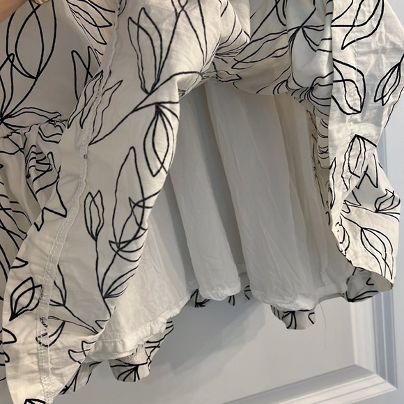 Girls dress with flower pattern - Picture 3 of 4